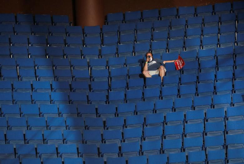 Van dong tranh cu thoi COVID-19, Tong thong Trump noi gian vi dieu nay-Hinh-4