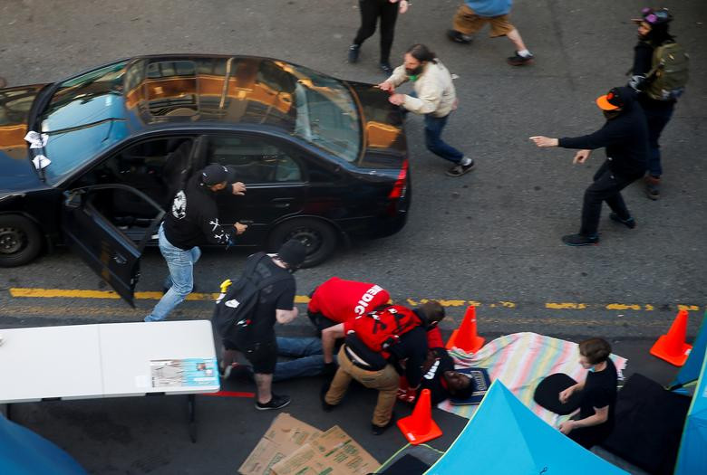 Sau khi trúng đạn, nạn nhân bị ngã xuống đường và được đưa đến Trung tâm Y tế Harborview. Tình trạng sức khỏe của Daniel hiện ổn định.