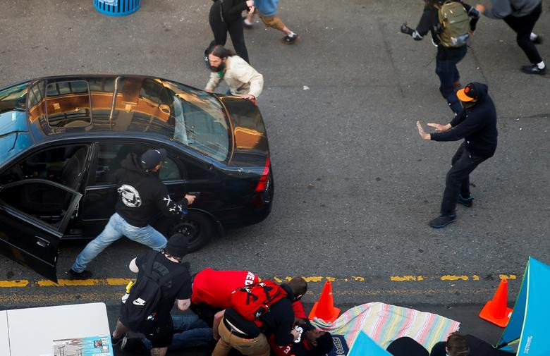 "Tôi nghe thấy tiếng súng nổ và tay tôi trúng đạn. Tất cả những gì tôi muốn làm là bảo vệ những người ở đó", Daniel kể lại.