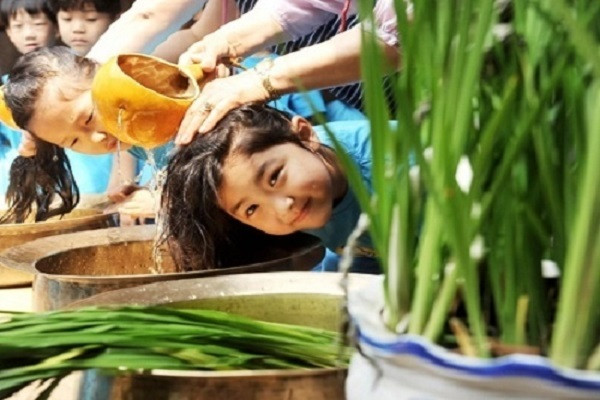 Tại Hàn Quốc, Tết Đoan Ngọ được gọi là Dano, là một trong 3 lễ hội truyền thống lớn nhất trong năm của người dân nước này. Vào tháng 11/2005, UNESCO đã công nhận ngày lễ Dano của Hàn Quốc là Di sản văn hóa phi vật thể.