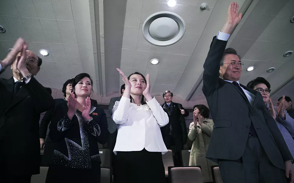 Bà Kim Yo-jong (áo trắng), đứng cạnh Tổng thống Hàn Quốc Moon Jae-in (phải), vỗ tay sau buổi biểu diễn của dàn nhạc Samjiyon (Triều Tiên) tại nhà hát quốc gia ở thủ đô Seoul, Hàn Quốc, ngày 11/2/2018.