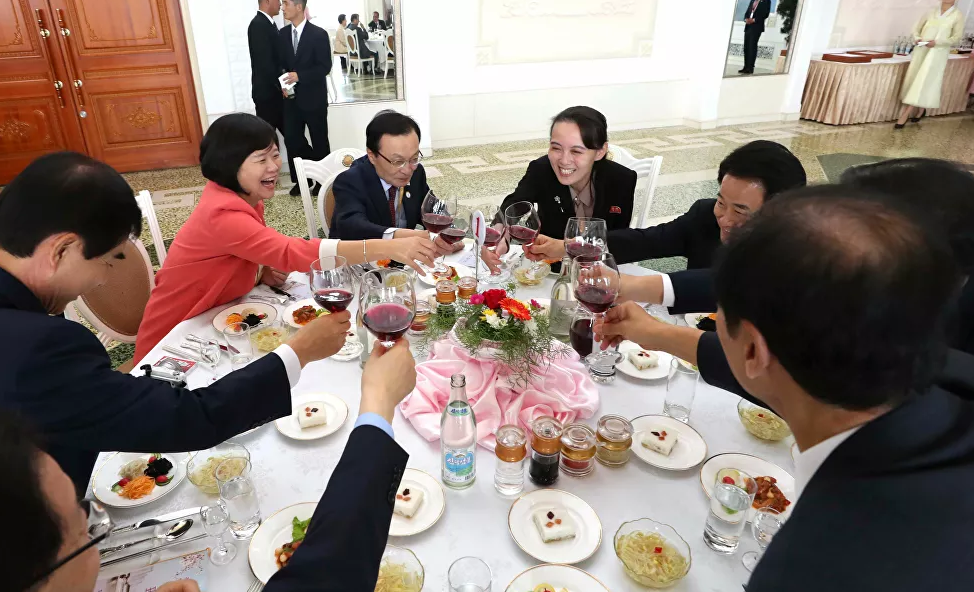 Bà Kim Yo-jong cười tươi khi ngồi cùng bàn với các thành viên của một phái đoàn Hàn Quốc tại nhà hàng Okryukwan ở Bình Nhưỡng vào tháng 9/2018.