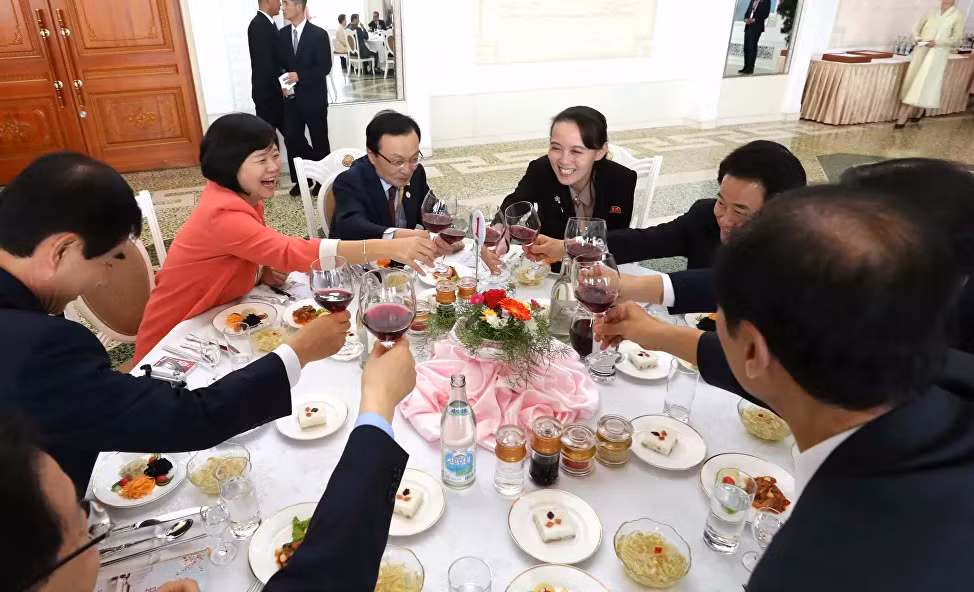 Bà Kim Yo-jong cười tươi khi ngồi cùng bàn với các thành viên của một phái đoàn Hàn Quốc tại nhà hàng Okryukwan ở Bình Nhưỡng vào tháng 9/2018.