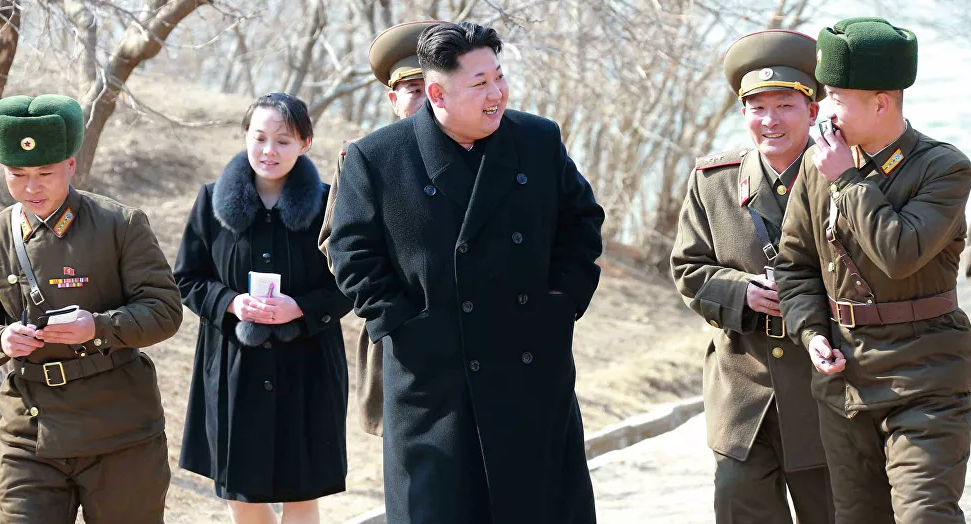 Bà Kim Yo-jong được cho là có mối quan hệ rất thân thiết với anh trai, ông Kim Jong-un. Ảnh: Bà Kim Yo-jong đứng phía sau nhà lãnh đạo Triều Tiên khi ông Kim thị sát công ty quốc phòng Sin Islet ở tỉnh Kangwon hồi tháng 3/2015.
