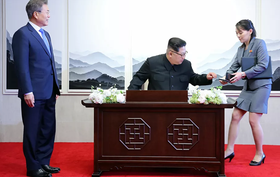 Bà Kim Yo-jong được truyền thông Hàn Quốc ví như "Ivanka của Triều Tiên". Ảnh: Bà Kim Yo-jong đứng cạnh anh trai, ông Kim Jong-un, tại Nhà Hòa Bình ở khu vực phía nam làng Bàn Môn Điếm hôm 27/4/2018.