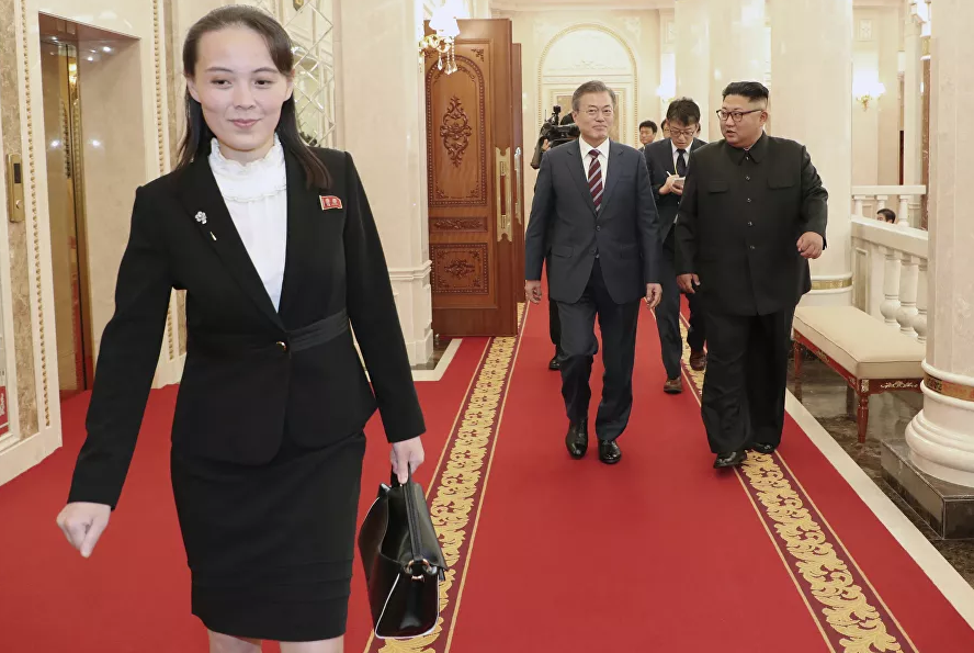 Bà Kim Yo-jong (trái) đi phía trước trong khi Tổng thống Hàn Quốc Moon Jae-in và nhà lãnh đạo Triều Tiên Kim Jong-un vừa đi vừa trao đổi tại trụ sở của Ủy ban Trung ương Đảng Lao động Triều Tiên ở Bình Nhưỡng ngày 18/9/2018.