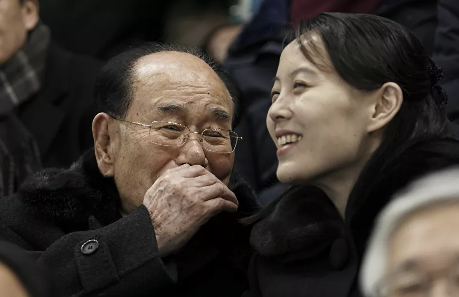 Có rất ít thông tin về đời tư của bà Kim Yo-jong. Tuy nhiên, theo một số hãng tin của Nhật Bản và Hàn Quốc, bà Kim đã kết hôn với một quan chức tài chính và có ít nhất một con. Ảnh: Bà Kim Yo-jong (phải) trò chuyện với Chủ tịch Hội đồng nhân dân tối cao Triều Tiên khi đó là ông Kim Jong-nam trước khi trận khúc côn cầu nữ trong khuôn khổ Thế vận hội Mùa đông 2018 tại Gangneung, Hàn Quốc, diễn ra ngày 10/2/2018.