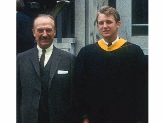 Ông Trump tốt nghiệp ngành Kinh tế của trường Tài chính Wharton thuộc Đại học Pennsylvania vào năm 1968. Sau đó, ông bắt đầu sự nghiệp tại công ty phát triển bất động sản E. Trump &amp; Son của cha ông.