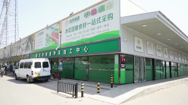 Ngày 13/6, các nhà chức trách đã quyết định đóng cửa chợ Tân Phát Địa thuộc quận Phong Đài để khử trùng và đánh giá nguy cơ lây nhiễm COVID-19. Ảnh: Reuters.