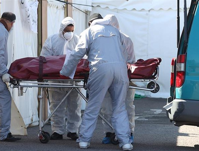 Vợ của Andy Gill cho biết, chồng mình nhập viện ở Anh vào tháng 1/2020, sau đó tử vong vì viêm phổi và suy nội tạng. Mặc dù sau này các xét nghiệm âm tính với COVID-19 nhưng theo giới chuyên gia, khi đó có thể virus đã rời khỏi cơ thể bệnh nhân nhưng đã kịp gây ra các biến chứng miễn dịch.