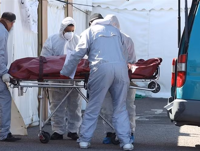 Vợ của Andy Gill cho biết, chồng mình nhập viện ở Anh vào tháng 1/2020, sau đó tử vong vì viêm phổi và suy nội tạng. Mặc dù sau này các xét nghiệm âm tính với COVID-19 nhưng theo giới chuyên gia, khi đó có thể virus đã rời khỏi cơ thể bệnh nhân nhưng đã kịp gây ra các biến chứng miễn dịch.