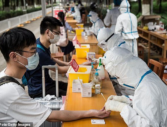 Trung Quốc chính thức thông báo về ổ dịch mới vào đêm Giao thừa (ngày 24/1/2020), sau đó báo cáo với Tổ chức Y tế Thế giới rằng các bệnh nhân có triệu chứng sớm nhất là từ ngày 8/12/2019.