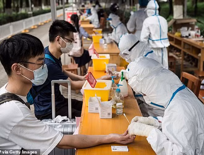 Trung Quốc chính thức thông báo về ổ dịch mới vào đêm Giao thừa (ngày 24/1/2020), sau đó báo cáo với Tổ chức Y tế Thế giới rằng các bệnh nhân có triệu chứng sớm nhất là từ ngày 8/12/2019.