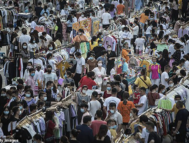 Nhưng tờ Bưu điện Hoa Nam buổi sáng của Hồng Kông trích tài liệu mật của chính phủ bị rò rỉ cho thấy vụ dịch bắt đầu gần 1 tháng trước đó. Đến giữa tháng 12/2019, một số bác sĩ Trung Quốc lên tiếng khi nhận ra họ đang phải chống đỡ với một dịch bệnh lạ.