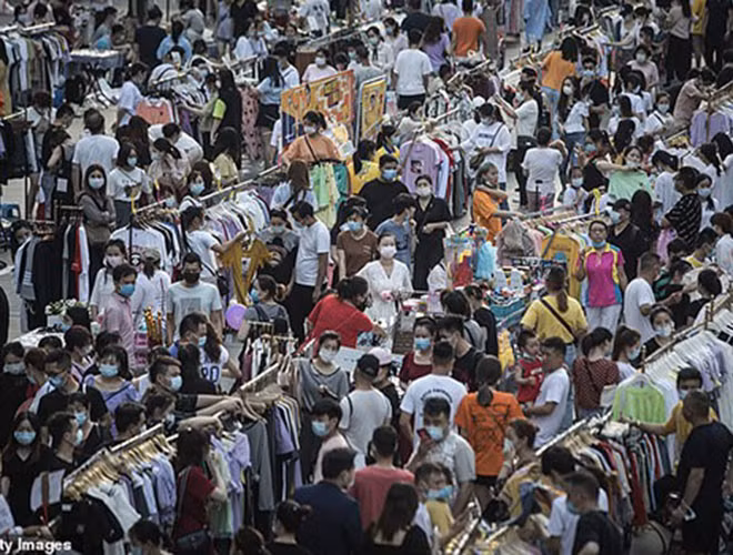 Nhưng tờ Bưu điện Hoa Nam buổi sáng của Hồng Kông trích tài liệu mật của chính phủ bị rò rỉ cho thấy vụ dịch bắt đầu gần 1 tháng trước đó. Đến giữa tháng 12/2019, một số bác sĩ Trung Quốc lên tiếng khi nhận ra họ đang phải chống đỡ với một dịch bệnh lạ.