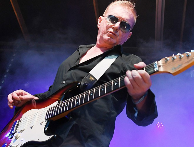 Một người Anh khác có thể đã bị nhiễm bệnh ở Vũ Hán vào khoảng thời gian đó là Andy Gill, tay guitar chính của ban nhạc Gang Of Four, người đã qua đời vào tháng 2/2020 sau chuyến lưu diễn châu Á vào tháng 11/2019.