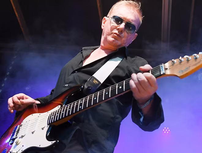 Một người Anh khác có thể đã bị nhiễm bệnh ở Vũ Hán vào khoảng thời gian đó là Andy Gill, tay guitar chính của ban nhạc Gang Of Four, người đã qua đời vào tháng 2/2020 sau chuyến lưu diễn châu Á vào tháng 11/2019.