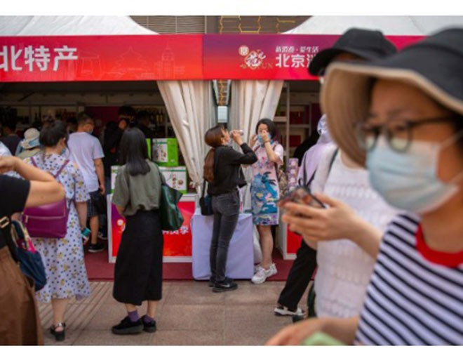 Các nhà nghiên cứu nhận thấy rằng, sự tắc nghẽn ở bãi đỗ xe tại đây lên đến đỉnh điểm vào giữa tháng 12/2019. Cũng ở giai đoạn này, ngày càng nhiều cư dân địa phương sử dụng công cụ tìm kiếm Baidu trên Internet gõ từ khóa “ho” và “tiêu chảy”.