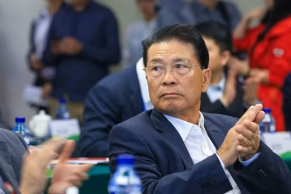 Ty phu Trung Quoc bi bat coc, con trai boi qua song cau cuu