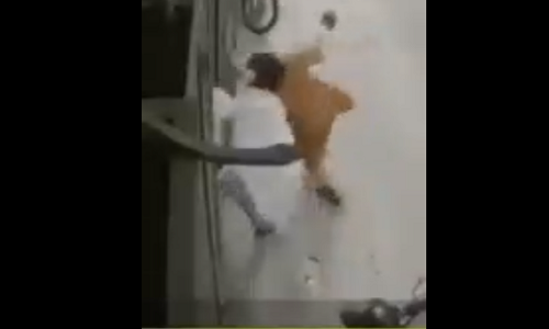 Dang be con bi chong giat toc hanh hung khien chau be roi dap dau xuong dat