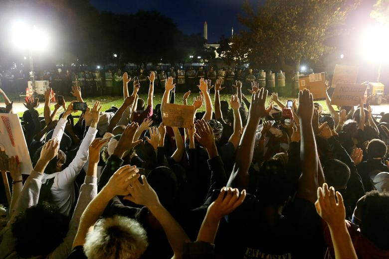 Ngày 31/5, nhiều người biểu tình bị thương trong cuộc đụng độ với lực lượng thực thi pháp luật phía trước Nhà Trắng.