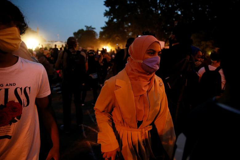 Nhiều người tháo chạy khi cảnh sát xịt hơi cay gần Nhà Trắng hôm 31/5.