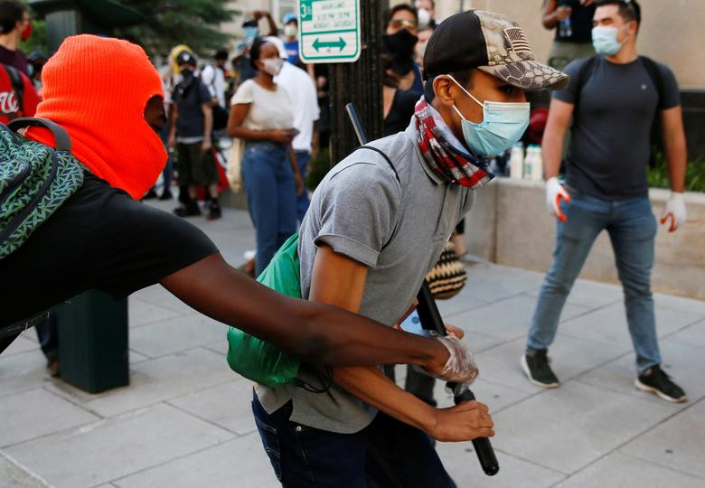 Trong khi đó, một quan chức cấp cao nói với Fox News rằng, hơn 50 nhân viên mật vụ Mỹ bị thương sau khi những đối tượng quá khích ném chai lọ và bom xăng vào họ.