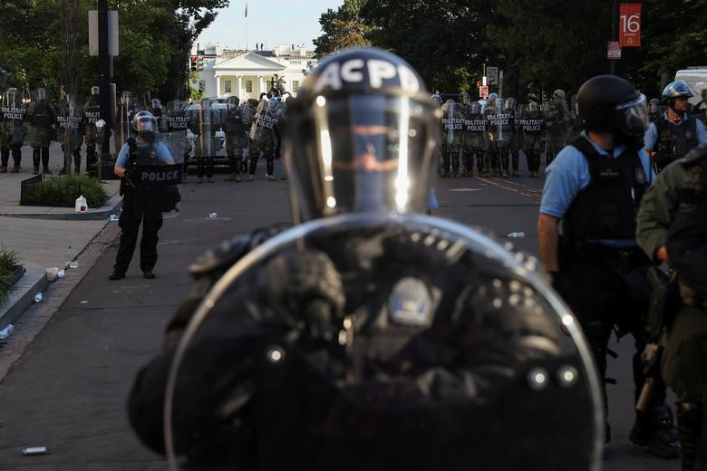 Lực lượng an ninh Mỹ đứng gác trước Nhà Trắng ở thủ đô Washington.