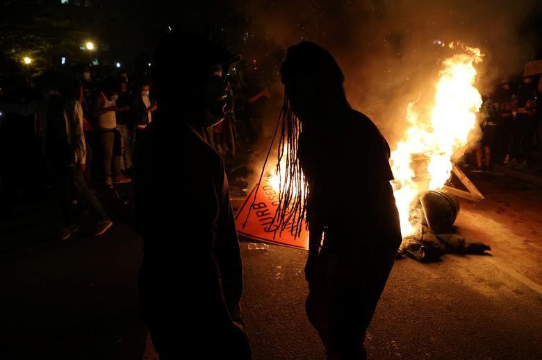 Người biểu tình đốt lửa gần Nhà Trắng ngày 31/5.