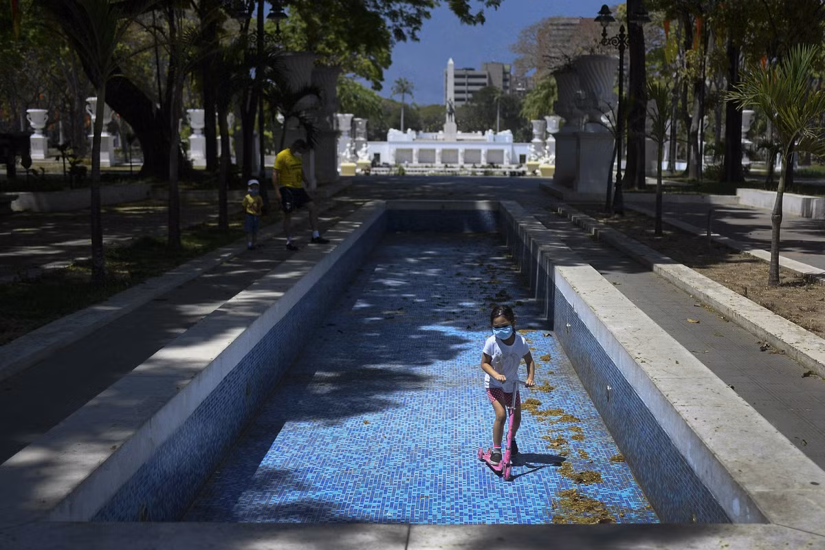 Moscoso, cùng với hàng xóm của cô xây dựng hệ thống nước riêng, ước tính khoảng 5.000 người trong khu dân cư của cô ở thủ đô Venezuela đã có nước. "Nước bắt đầu chảy vào ngày 25/6", Moscoso chia sẻ.