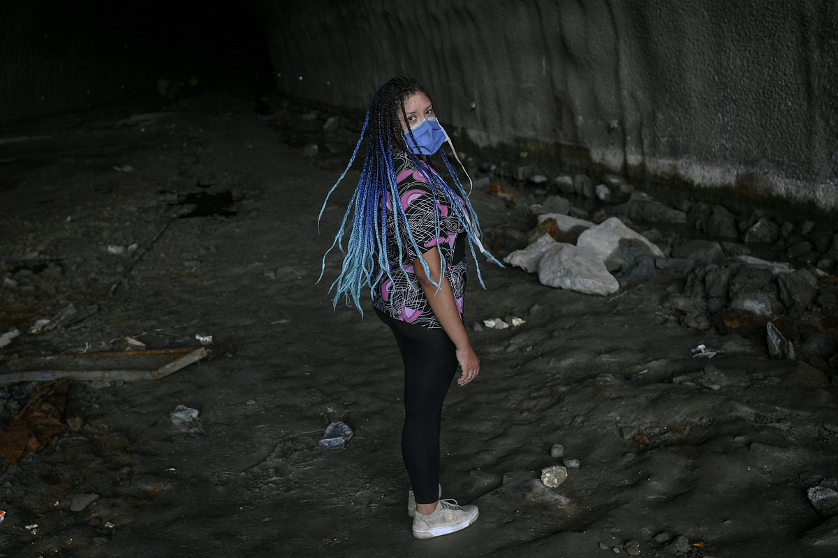 Người phụ nữ đeo khẩu trang khi đứng trong đường hầm phía dưới cao tốc ở Caracas ngày 7/6.