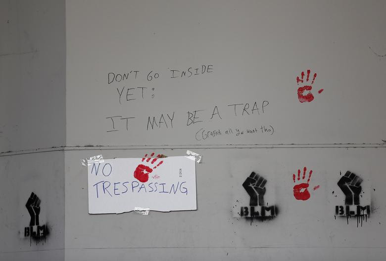 Những dòng chữ cảnh báo người khác không được tiến vào trong tòa nhà East Precinct ngày 10/6. 