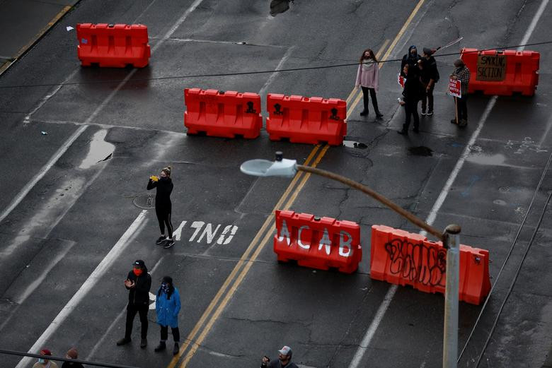 Cảnh sát địa phương cho biết họ đang cố gắng nói chuyện với đại diện những người biểu tình để giải quyết vấn đề mà không làm ảnh hưởng đến người dân và các doanh nghiệp hoạt động trong khu vực. Mời độc giả xem thêm video: Vụ việc người đàn ông da màu George Floyd tử vong (Nguồn video: VTC Now)