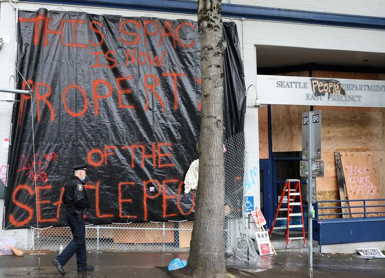 Và người biểu tình đã dùng chính hàng rào của cảnh sát để rào chắn một khu phố và gọi đó là "khu tự trị Capitol Hill". 