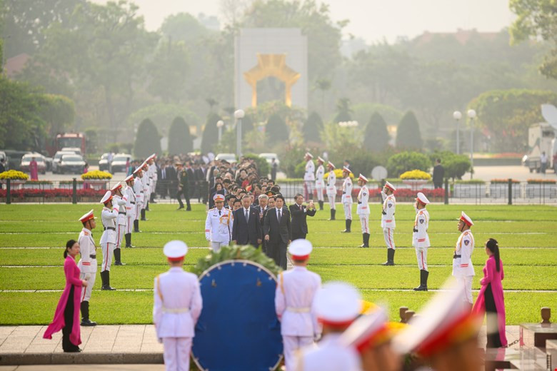 Dự lễ viếng có Tổng Bí thư Tô Lâm; Chủ tịch nước Lương Cường; Thủ tướng Chính phủ Phạm Minh Chính; Chủ tịch Quốc hội Trần Thanh Mẫn; Chủ tịch Ủy ban Trung ương Mặt trận Tổ quốc Việt Nam Đỗ Văn Chiến.