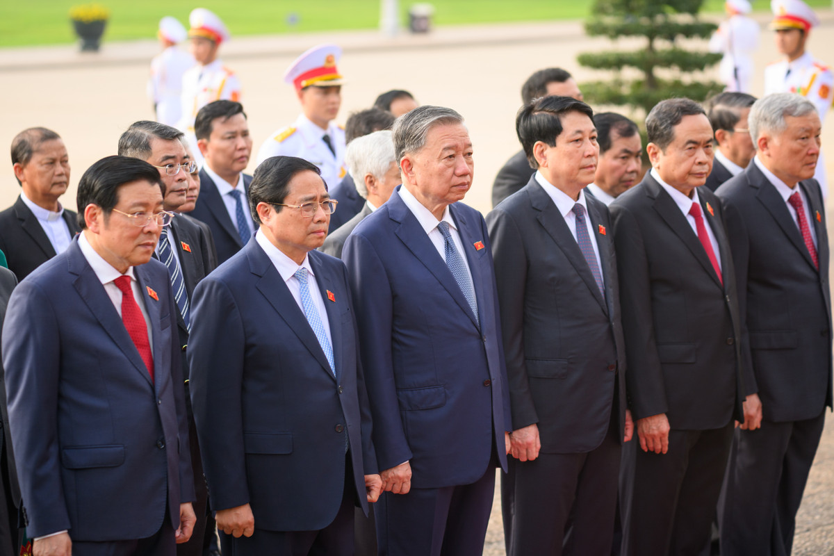 Kết thúc lễ viếng, các vị đại biểu Quốc hội trở về Nhà Quốc hội tiến hành họp phiên trù bị vào 8h. Tại phiên trù bị, các vị đại biểu Quốc hội sẽ nghe Ủy ban Thường vụ Quốc hội báo cáo về việc tiếp thu, giải trình, chỉnh lý dự kiến chương trình Kỳ họp thứ 9, Quốc hội khóa XV. Sau đó, Quốc hội tiến hành thảo luận và biểu quyết thông qua Chương trình Kỳ họp thứ 9, Quốc hội khóa XV.