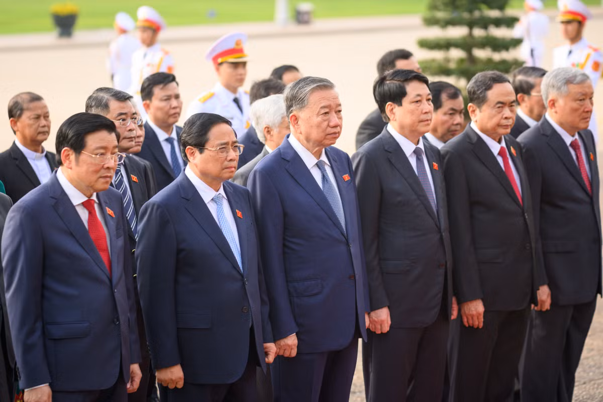 Kết thúc lễ viếng, các vị đại biểu Quốc hội trở về Nhà Quốc hội tiến hành họp phiên trù bị vào 8h. Tại phiên trù bị, các vị đại biểu Quốc hội sẽ nghe Ủy ban Thường vụ Quốc hội báo cáo về việc tiếp thu, giải trình, chỉnh lý dự kiến chương trình Kỳ họp thứ 9, Quốc hội khóa XV. Sau đó, Quốc hội tiến hành thảo luận và biểu quyết thông qua Chương trình Kỳ họp thứ 9, Quốc hội khóa XV.