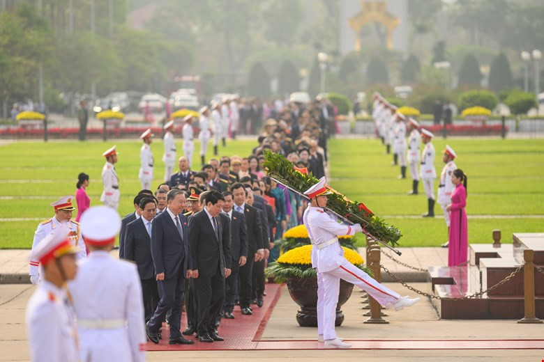 Tham dự lễ viếng có các Ủy viên Bộ Chính trị, Bí thư Trung ương Đảng, Phó Thủ tướng Chính phủ, Phó Chủ tịch Quốc hội, các thành viên Ủy ban Thường vụ Quốc hội và các đại biểu Quốc hội.