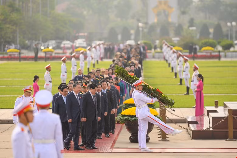 Tham dự lễ viếng có các Ủy viên Bộ Chính trị, Bí thư Trung ương Đảng, Phó Thủ tướng Chính phủ, Phó Chủ tịch Quốc hội, các thành viên Ủy ban Thường vụ Quốc hội và các đại biểu Quốc hội.