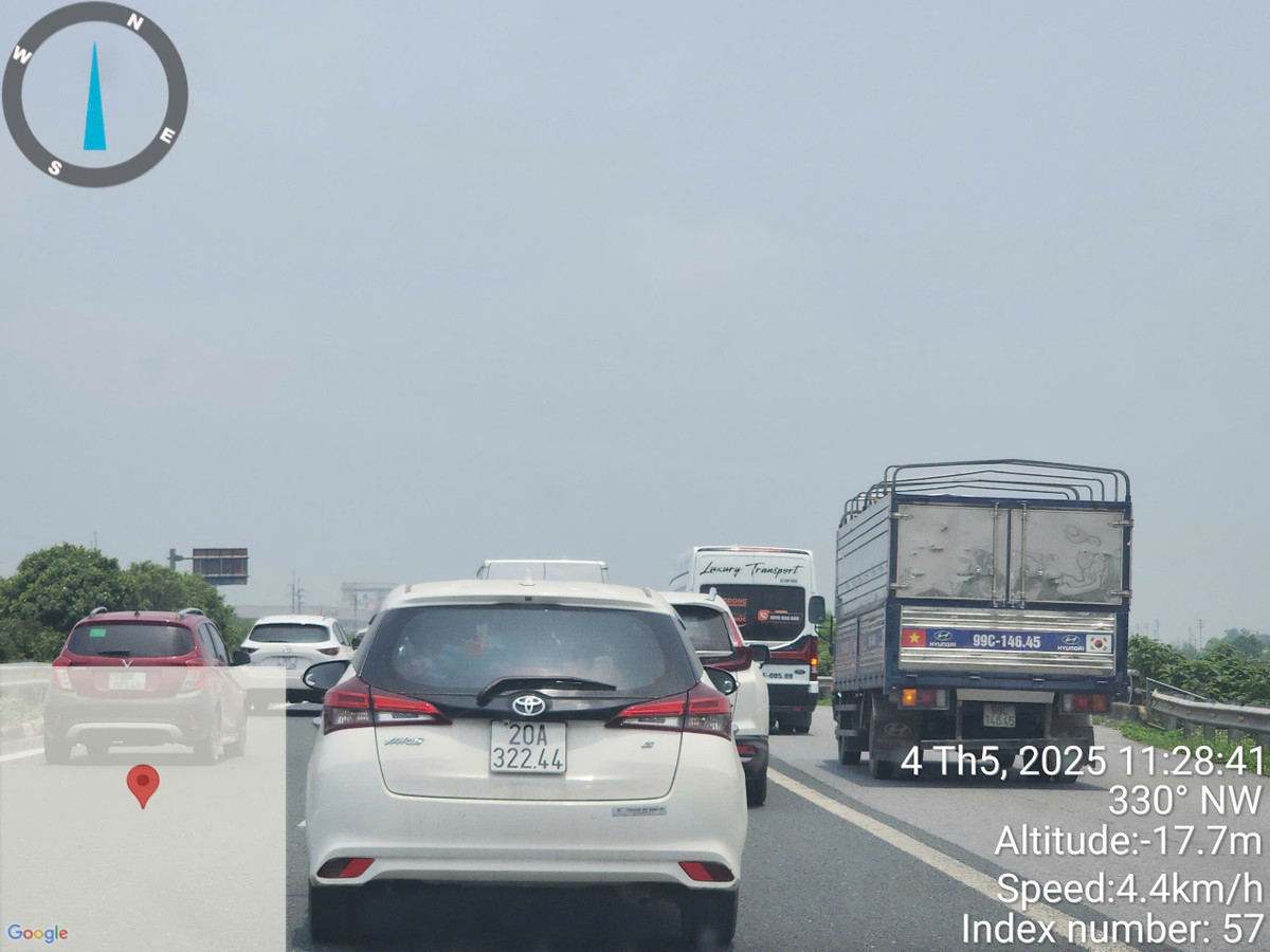 Ghi nhận của PV Báo Tri thức và Cuộc sống, trưa ngày 4/5, lượng đông phương tiện từ các tỉnh miền Trung và phía nam Hà Nội nối đuôi nhau di chuyển về Thủ đô sau nhiều ngày nghỉ lễ khiến nhiều đoạn của tuyến cao tốc Pháp Vân - Cầu Giẽ hướng về Hà Nội bị ùn ứ kéo dài.