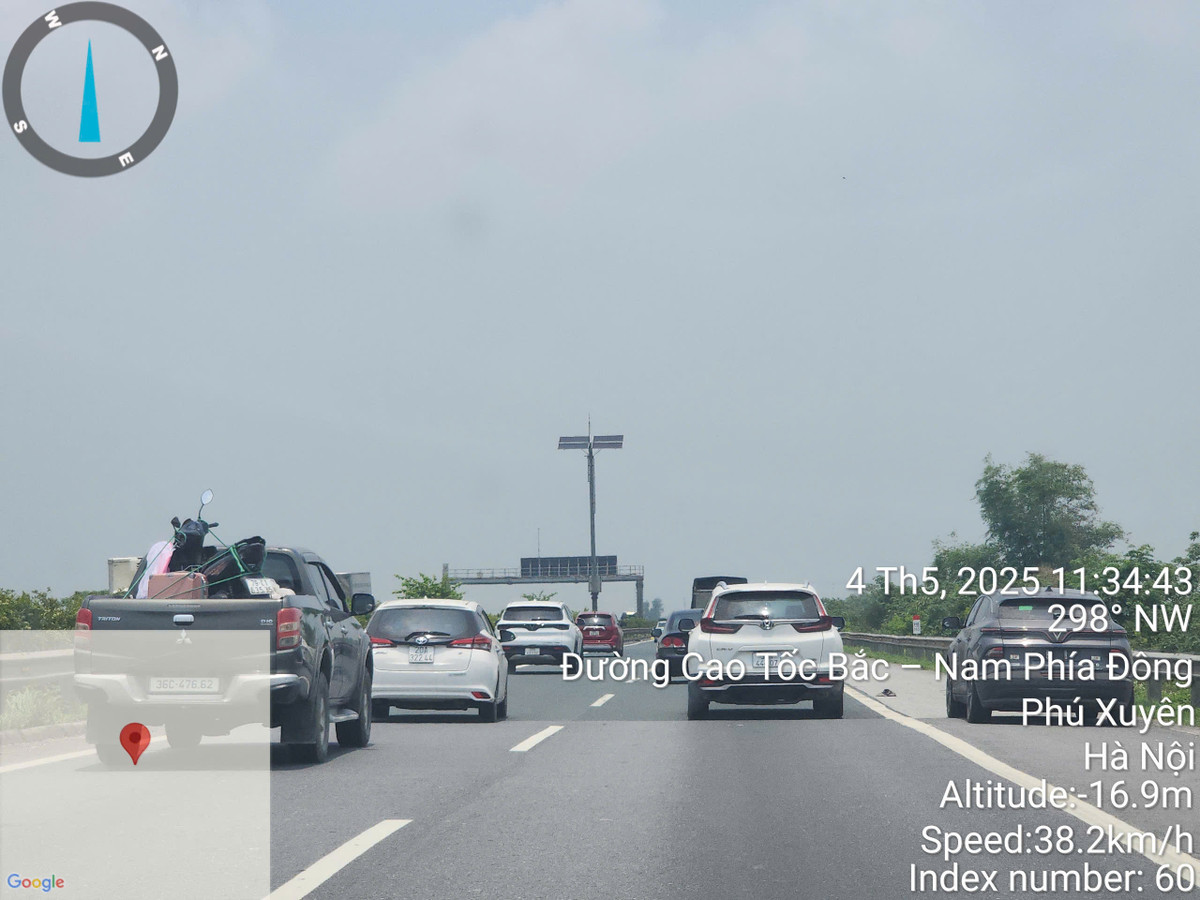 Thậm chí, có chiếc xe không lắp biển kiểm soát và vô tư di chuyển vào làn khẩn cấp, né đoạn ùn ứ.