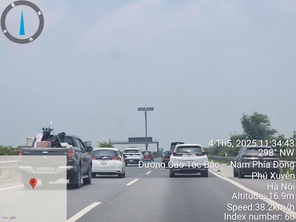 Thậm chí, có chiếc xe không lắp biển kiểm soát và vô tư di chuyển vào làn khẩn cấp, né đoạn ùn ứ.