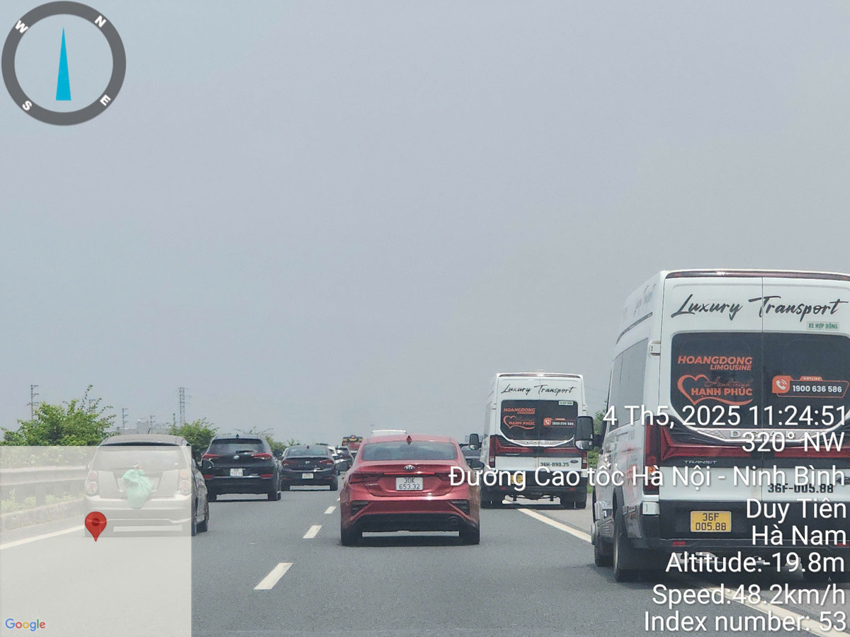 Nhiều xe khách lựa chọn làn khẩn cấp cao tốc để di chuyển nhằm đón, trả khách đúng giờ.