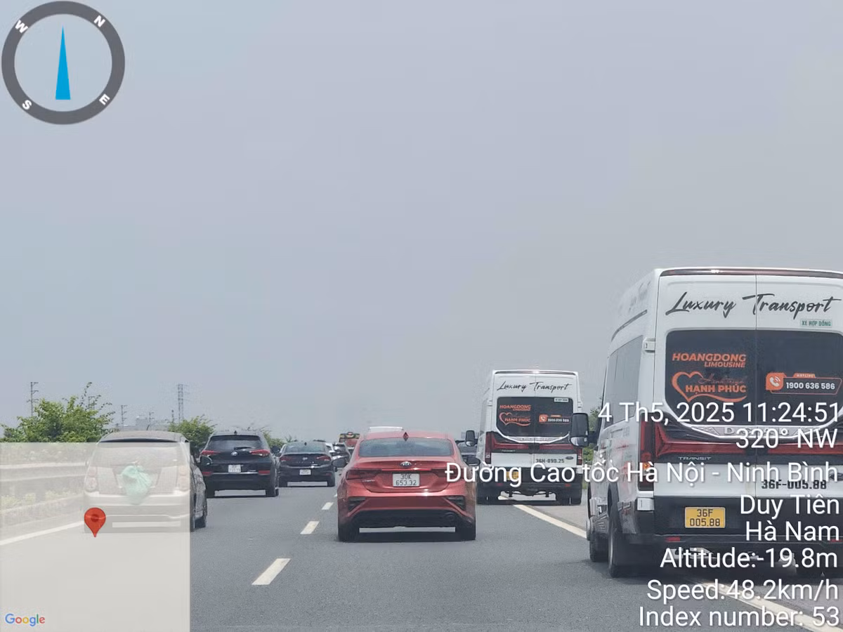 Nhiều xe khách lựa chọn làn khẩn cấp cao tốc để di chuyển nhằm đón, trả khách đúng giờ.