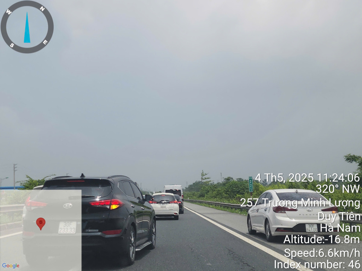 Ghi nhận của PV, trong ngày 4/5 - ngày cuối cùng, nhiều người lựa chọn khung giờ trưa để di chuyển về Hà Nội. Tuy nhiên, tình trạng ùn ứ giao thông trên cao tốc Pháp Vân - Cầu Giẽ đã xuất hiện ngay từ khoảng 9h sáng và đến thời điểm 13h40' cùng ngày vẫn đang diễn ra tình trạng này, nhất là các đoạn cửa ngõ Thủ đô.