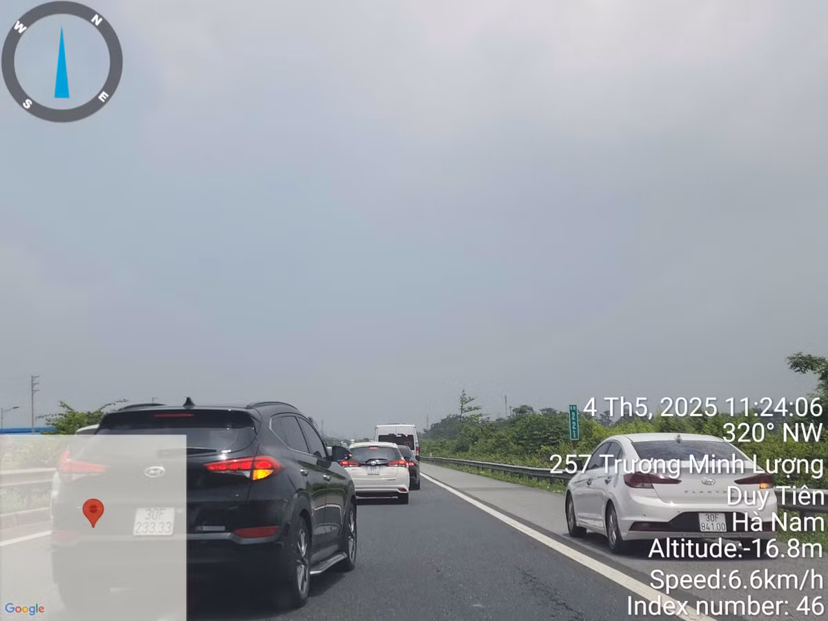 Ghi nhận của PV, trong ngày 4/5 - ngày cuối cùng, nhiều người lựa chọn khung giờ trưa để di chuyển về Hà Nội. Tuy nhiên, tình trạng ùn ứ giao thông trên cao tốc Pháp Vân - Cầu Giẽ đã xuất hiện ngay từ khoảng 9h sáng và đến thời điểm 13h40' cùng ngày vẫn đang diễn ra tình trạng này, nhất là các đoạn cửa ngõ Thủ đô.