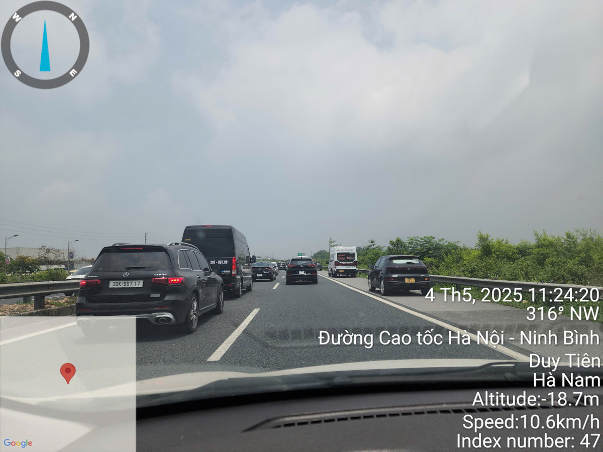 Nhiều phương tiện tranh thủ nối đuôi nhau đi vào làn khẩn cấp để "lách" đường, vượt lên.