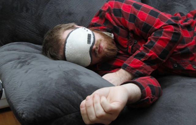 Tạo một môi trường yên tĩnh khi ngủ: Hãy đảm bảo bạn ngủ ở nơi yên tĩnh và nhiệt độ trong phòng thoải mái. Cố gắng hạn chế lượng tiếng ồn và ánh sáng ở mức thấp nhất. Tắt đèn hay dùng miếng che mắt để giấc ngủ đến nhanh và chất lượng hơn. Nếu có thể, bạn nên đắp một lớp chăn mỏng để tránh lạnh vì lúc ngủ quá trình trao đổi chất chậm lại khiến nhiệt độ cơ thể giảm nhẹ. Ảnh: Healthline.