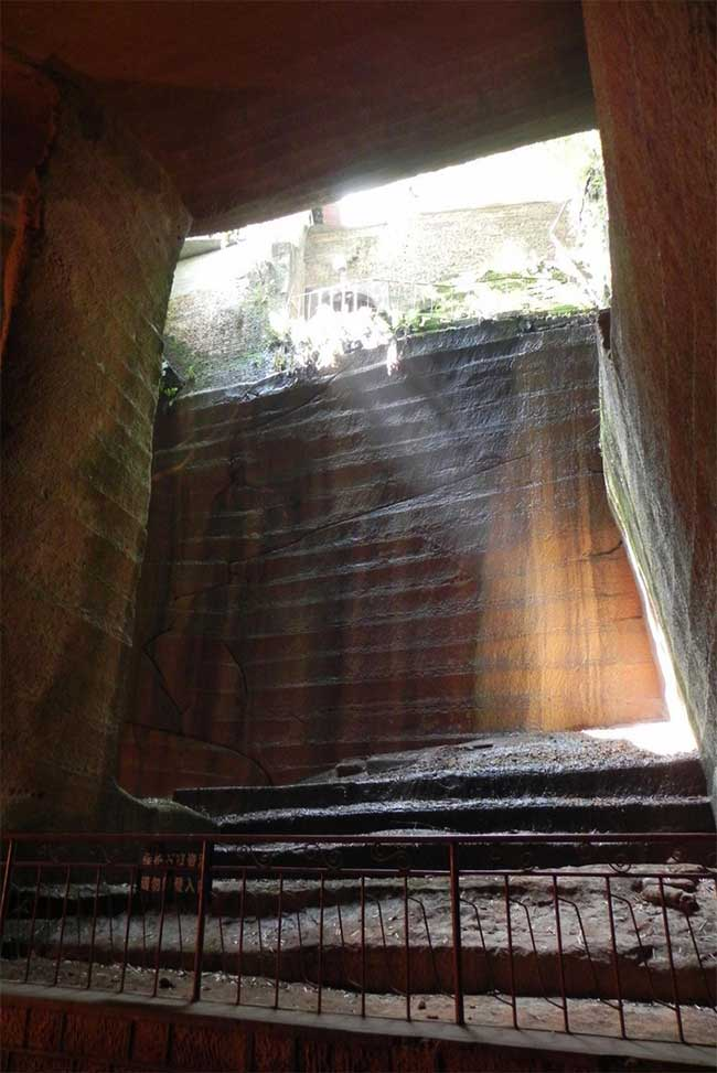 Tuy vậy, việc xây dựng hang động này và mục đích sử dụng của nó vẫn là một bí ẩn lớn. Chưa có bằng chứng rõ ràng nào về nguồn gốc và quá trình hình thành của Long Du.