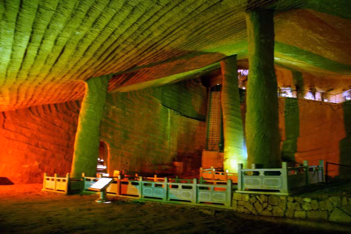 Các nhà khảo cổ học tin rằng hang động Long Du có thể đã được xây dựng cách đây khoảng 2.000 năm và đòi hỏi một lượng công nhân lớn để di dời gần 1 triệu mét khối đá.